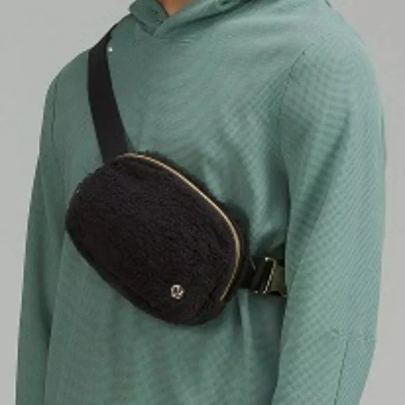 lululemon black sherpa belt bag Everywhere Bag, (LU9B78S) : Sports & Outdoors This item has a purchase limitup to 5 of the same colour or 10 of different colours. NWT LULU BLACK SHERPA BELT